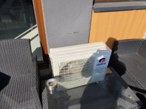 Agregat klimatyzacji Gree na balkonie