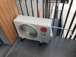 klimatyzator LG jednostka na balkonie mieszkania w Warszawie