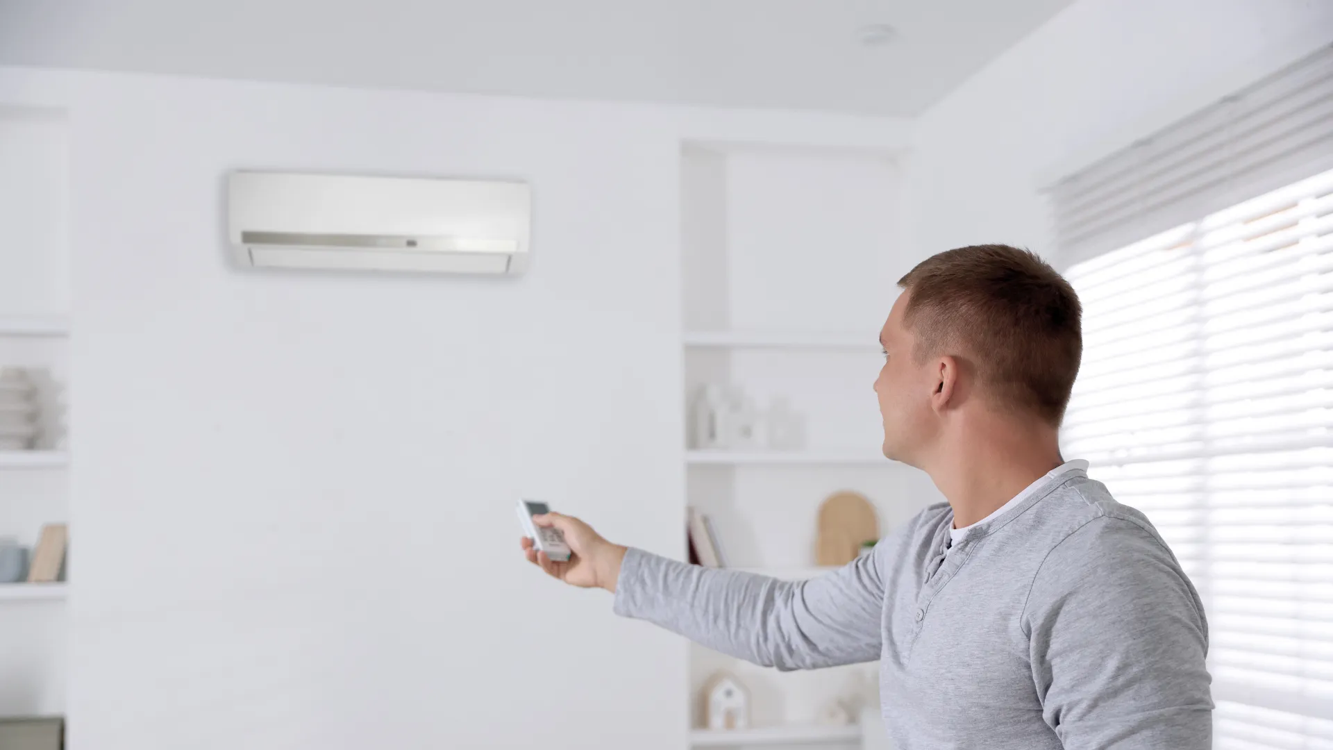mężczyzna włączający klimatyzację (2)